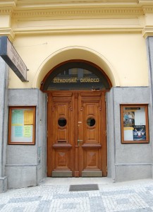 L’ingresso del Žižkovské Divadlo Járy Cimrmana, nel quartiere praghese di Žižkov / The entrance of the Žižkovské Divadlo Járy Cimrmana, in the Prague neighborhood of Žižkov