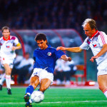 Un fotogramma dal match tra Italia e Cecoslovacchia, durante i mondiali del 1990, mentre Roberto Baggio segnava la più bella rete del torneo / A frame of the match between Italy and Czechoslovakia, during 1990 world cup, when Robert Baggio was scoring the most beautiful goal of the tournament