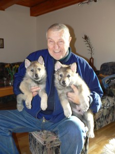 Il colonnello Karel Hartl con due cuccioli di Clc / The Colonel Karel Hartl with two CsV puppies - © Monika Soukupová