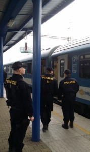 Agenti di polizia alla stazione ferroviaria di Břeclav, a pochi chilometri dal confine tra Repubblica Ceca, Austria e Slovacchia / Policemen at the Břeclav train station, few kilometres away from the border between Czech Republic, Austria and Slovakia