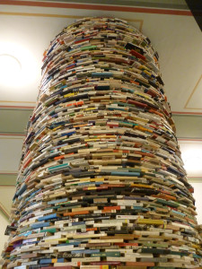 La torre di libri Idiom alla biblioteca municipale di Praga / The book tower called Idiom at the Municipal Library in Prague