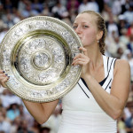 Petra Kvitová con il trofeo di Wimbledon / Petra Kvitová with Wimbledon trophy (2011) © Pavel Lebeda / Česká sportovní