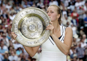 Petra Kvitová con il trofeo di Wimbledon / Petra Kvitová with Wimbledon trophy (2011) © Pavel Lebeda / Česká sportovní