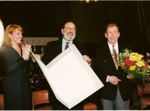 Umberto Eco a Praga nel 2000, per ricevere il premio Vision 97 da Dagmar e Václav Havel / Umberto Eco in Prague in 2000, to receive the award Vision97 from Dagmar e Václav Havel. Photo: Vice97