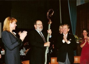 Umberto Eco a Praga nel 2000, per ricevere il premio Vision 97 da Dagmar e Václav Havel / Umberto Eco in Prague in 2000, to receive the award Vision97 from Dagmar e Václav Havel. Photo: Vice97