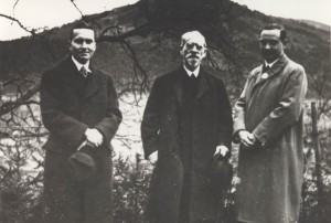 Tre filosofi nel 1934: Jan Patočka (a sinistra) con Edmund Husserl (al centro) ed Eugen Fink (a destra) a Lovanio, in Belgio / Three philosophers in 1934: Jan Patočka (on the left) with Edmund Husserl (in the middle) and Eugen Fink (on the right) in Leuven, Belgium - © Husserl Archives Leuven