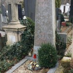 La scarna lapide nel cimitero di Břevnov, a Praga / His gaunt tombstone in Břevnov cemetery, Prague