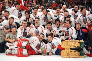 La nazionale ceca posa con l’oro olimpico conquistato a Nagano, nel 1998 / The Czech national team showing the Olympic gold medals won in Nagano, in 1998