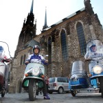 Tre nuovi modelli del ČZ davanti alla cattedrale dei Santi Pietro e Paolo di Brno / Three new ČZ models in front of St. Peter and Paul Cathedral in Brno © Čezeta Motors