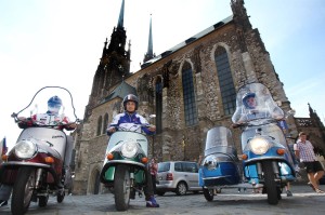 Tre nuovi modelli del ČZ davanti alla cattedrale dei Santi Pietro e Paolo di Brno / Three new ČZ models in front of St. Peter and Paul Cathedral in Brno © Čezeta Motors