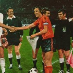 Il capitano cecoslovacco Anton Ondruš ed il suo corrispetivo olandese Johan Cruyff, poco prima della semifinale / The Czechoslovak captain Anton Ondruš and his Dutch counterpart Johan Cruyff, just before the semi-final