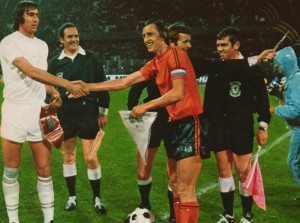 Il capitano cecoslovacco Anton Ondruš ed il suo corrispetivo olandese Johan Cruyff, poco prima della semifinale / The Czechoslovak captain Anton Ondruš and his Dutch counterpart Johan Cruyff, just before the semi-final