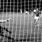 Antonín Panenka mentre segna il suo storico rigore contro la Germania Ovest / Antonín Panenka while scoring his historical penalty against West Germany