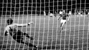 Antonín Panenka mentre segna il suo storico rigore contro la Germania Ovest / Antonín Panenka while scoring his historical penalty against West Germany