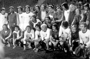 La Cecoslovacchia posa con il trofeo. La maggior parte dei calciatori indossa però la divisa tedesca / Czechoslovakia posing with the trophy. The major part of the players, anyway, is wearing the German jersey