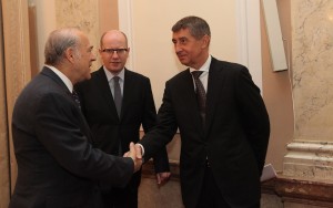 Il premier ceco Bohuslav Sobotka (al centro) ed il ministro delle finanze Andrej Babiš (a destra) incontrano il Segretario Generale dell’OCSE Angel Gurría (a sinistra) / Czech Premier Bohuslav Sobotka (in the middle) and the Minister of Finance Andrej Babiš (on the right) during a meeting with OECD Secretary General Angel Gurría © vlada.cz