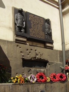 Targa commemorativa ai paracadutisti cechi sul muro della Chiesa dei Santi Cirillo e Metodio / Memorial of Czech paratroupers on the wall of Saints Cyril and Methodius church © Honza Groh, Wikipedia