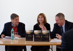 Claudio Magris con Markéta Mališová, direttrice della Società Franz Kafka, e Giovanni Sciola, direttore dell’Istituto Italiano di Cultura di Praga / Claugio Magris with Markéta Mališová, head of the Franz Kafka Society, and Giovanni Sciola, director of the Italian Cultural Institute in Prague © Francesco Bencivenga