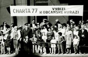 Una foto dalla festa dei lavoratori del 1987. I dissidenti  Tomáš Hradilek e Rudolf Bereza espongono lo striscione "Charta77 chiede coraggio civico". Furono arrestati dopo 30 minuti / Picture from the 1987 Labour Day. Dissidents  Tomáš Hradilek and Rudolf Bereza holding the banner "Charter77 calls for civic courage".  They were arrested after 30 minutes