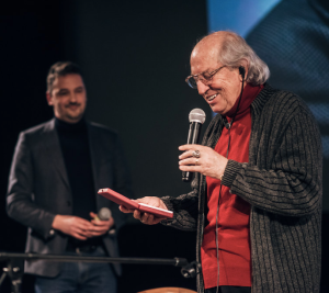 La lectio magistralis, nella Biblioteca della Città di Praga, dal titolo “Vittorio Storaro e la cinematografia digitale” e la consegna al Maestro italiano della medaglia d’oro della Famu / The lecture entitled “Vittorio Storaro and digital cinematography” at the Prague Municipal Library and the awarding of the Famu golden medal to the Italian Maestro © Martina Valente, Eleutheria Foundation