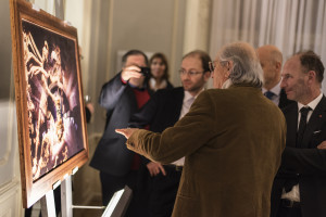 Il finissage al palazzo Clam-Gallas della mostra “Civiltà Romana”. Storaro con Ottaviano e Augusto Razetto, vicepresidente e presidente della fondazione Eleutheria / The finissage of the exhibition “Roman Civilization” at the Clam-Gallas Palace. Storaro with Ottaviano and Augusto Razetto, president and vice president of Eleutheria Foundation © Martina Valente, Eleutheria Foundation