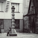 Il lampione con seduta in Jungmannovo náměstí, progettato da Emil Králíček e Matěj Blecha / The cubist streetlamp with a seat designed by Emil Králíček and Matěj Blecha, in Jungmannovo náměstí