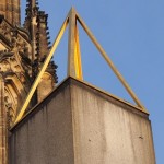 La piramide platonica in metallo dorato alta due metri aggiunta nel 1996; nella tradizione platonica il tetraedro simboleggia il fuoco / The golden-plated metal 2 meters high platonic pyramid added in 1996; in the Platonic tradition the tetrahedron symbolises the fire