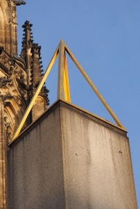 La piramide platonica in metallo dorato alta due metri aggiunta nel 1996; nella tradizione platonica il tetraedro simboleggia il fuoco / The golden-plated metal 2 meters high platonic pyramid added in 1996; in the Platonic tradition the tetrahedron symbolises the fire