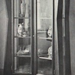 Una vetrina e la sala da pranzo presentata da Josef Gočár a un’esposizione del Gruppo Mánes nel 1912 / A glass cabinet and the dining room created by Josef Gočár for an exhibition held by Mánes Group in 1912