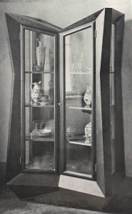 Una vetrina e la sala da pranzo presentata da Josef Gočár a un’esposizione del Gruppo Mánes nel 1912 / A glass cabinet and the dining room created by Josef Gočár for an exhibition held by Mánes Group in 1912