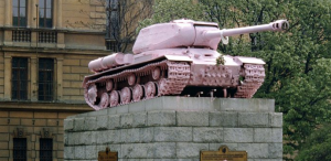 Il carro armato sovietico dipinto di rosa nel 1991 / The Soviet tank painted pink in 1991