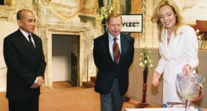 Ospite della Fondazione Vize 97, con Václav Havel e Dagmar Havlová / With Václav Havel and Dagmar Havlová, as a guest of the Foundation Vize 97 © Vize 97