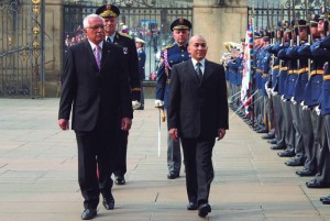 Nel 2010 il re Norodom Sihamoni torna in visita a Praga. Al Castello con il presidente Václav Klaus / In 2010 the king Norodom Sihamoni came back in Prague. At the Castle with the president Václav Klaus © Castello di Praga