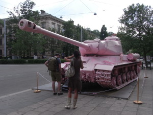 Il carro armato rosa di David Černý in piazza Komenský a Brno / David Černý’s pink tank in Komenský Square, Brno