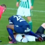 Francis Koné mentre soccorre Martin Berkovec nella partita tra Bohemians 1905 e Slovácko del febbraio 2017 / Francis Koné while rescuing Martin Berkovec in the match between Bohemians 1905 and Slovácko, in February 2017