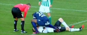 Francis Koné mentre soccorre Martin Berkovec nella partita tra Bohemians 1905 e Slovácko del febbraio 2017 / Francis Koné while rescuing Martin Berkovec in the match between Bohemians 1905 and Slovácko, in February 2017