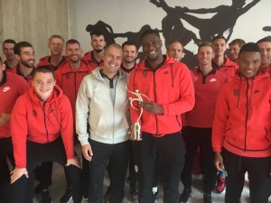 Francis Koné mostra il premio FIfa Fair Play Award tra i suoi compagni di squadra / Francis Koné showing his Fifa Fair Play Award between his teammates