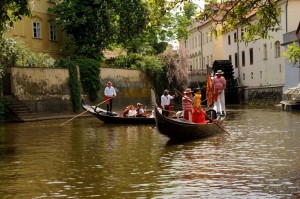 Gondole veneziane attraversano il Canale del Diavolo a Praga / Venetian gondolas taking a cruise through the Devil’s Channel in Prague © Navalis.cz