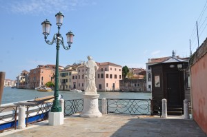 A Venezia, una statua di San Giovanni Nepomuceno è collocata nel punto di confluenza tra il Canal Grande e il Canale di Cannaregio / In Venice, a statue of St. John Nepomuk stands on the spot where the Cannaregio Canal flows into the Grand Canal © Conoscere Venezia