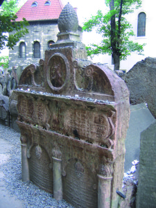 Tomba del rabbino Loew. Vecchio cimitero ebraico. Josefov, Praga / Grave of Rabbi Loew. Old Jewish Cemetery. Josefov, Prague © Postdlf, Wikimedia