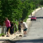 Un fotogramma del video che documenta la sincronizzazione degli abitanti di Ponětovice: alle ore 10 di sabato 5 maggio 2003 spazzano la strada di fronte alla propria casa / A frame of the video documenting the synchronization of the inhabitants of Ponětovice: at 10 am on Saturday 5 May 2003, they sweep the road in front of their houses © Kateřina Šedá