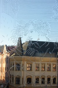 Una delle incisioni di František Kysela realizzate sui vetri della veranda / One of the figures engraved by František Kysela on the veranda’s windows © Archiv MK Náchod