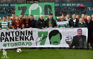 Celebrazioni sul campo dei Bohemians 1905 per il 70esimo compleanno di Panenka / Celebrations on the pitch of Bohemians 1905 stadium for Panenka’s 70th birthday © Bohemians.cz