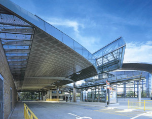 La stazione degli autobus Canada Water, a Londra, progettata nel 1998 da Eva Jiřičná / Canada Water Bus Station, in London, designed by Eva Jiřičná in 1998 © Peter Cook