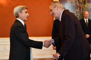 L’ambasciatore Nisio al Castello, con il presidente Miloš Zeman, durante la cerimonia di presentazione delle credenziali / The Ambassador Nisio at the Castle, with President Miloš Zeman, during the ceremony of the presentation of his credentials © Markéta Trnková, Ministry of Foreign Affairs of the Czech Republic