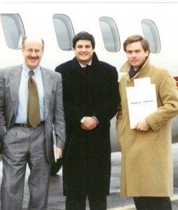 Un giovanissimo Francesco Saverio Nisio a Praga negli anni Novanta con l’allora ambasciatore Francesco Olivieri e con Roberto Luongo, ex direttore dell’Ufficio Ice di Praga, attuale direttore generale dell’Ice / A very young Francesco Saverio Nisio in Prague in the ’90s with the then ambassador Francesco Olivieri and with Roberto Luongo, former director of the Prague Ice Office, current general director of Ice © Nisio