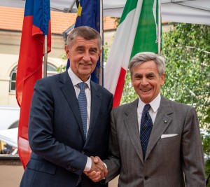 L’ambasciatore Nisio con il premier Andrej Babiš durante la Festa della Repubblica Italiana / Ambassador Nisio with Prime Minister Andrej Babiš during Italian Republic Day © Ambasciata d’Italia