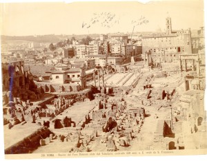 Foto con veduta del Foro romano e indicazione a penna delle prime abitazioni romane di Pollak / Photo with a view of the Roman Forum and pen signs of Pollak’s first Roman residences © Archivio Pollak