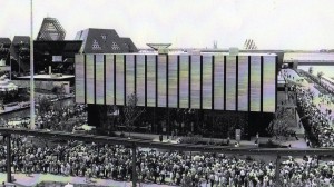 La fila di persone in attesa di vedere Kinoautomat all’Expo 67 di Montreal / The crowd of people waiting to see Kinoautomat at Expo 67 in Montreal © Archív Aleny Činčerové