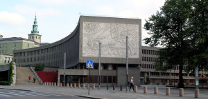 Fra i monumenti più minacciati d’Europa anche il Blocco Y di Oslo, in Norvegia, con gli iconici murales di Picasso / Among the most threatened monuments in Europe there is the Y-Block building in Oslo, Norway, with the iconic murals by PIcasso © Mahlum, Wikimedia Commons